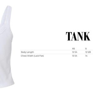 Peut inclure: Une tasse en c&eacute;ramique blanche avec une anse noire et le texte "But First, Coffee" en gras noir. La tasse est pos&eacute;e sur une surface en bois. La tasse mesure 10 cm de haut.