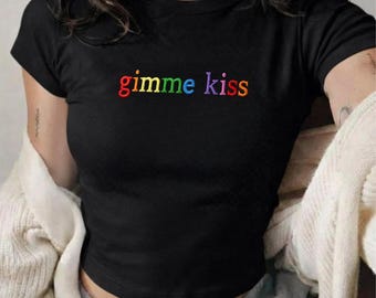 Camiseta bordada "Gimme Kiss Baby", camiseta sin mangas "Hockey Romance Bookish", regalo moderno para aficionados al hockey, camiseta inspirada en el calor, regalo con estética de romance queer