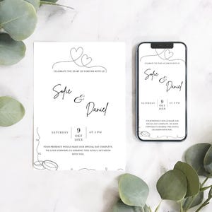 Op de afbeelding: Een witte huwelijksuitnodiging en een smartphone met een vergelijkbaar ontwerp. De uitnodiging en het telefoonscherm tonen de namen "Sofie & Daniel", evenementdetails en de zin "Vier het begin van voor altijd met ons."