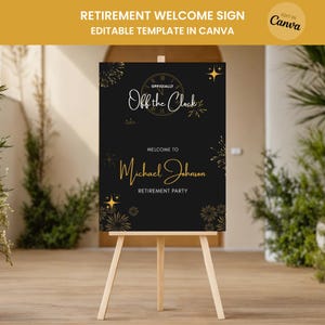 Op de afbeelding: Een zwart welkomstbord voor pensionering op een houten ezel. Het bord heeft gouden accenten en de tekst "Officially Off the Clock" en "Welcome to Michael Johnson Retirement Party".