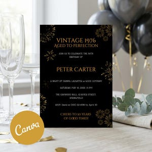 Op de afbeelding: Zwarte uitnodigingskaart met gouden tekst en vuurwerkontwerp. De tekst luidt "Vintage 1976 Aged to Perfection" en nodigt gasten uit voor een 50e verjaardagsviering voor Peter Carter. Bevat RSVP-informatie.