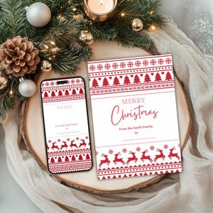 Op de afbeelding: Een kerstkaart en een smartphone met een vergelijkbaar ontwerp. Beide hebben een witte achtergrond met een rood patroon van bomen, sneeuwvlokken en rendieren. De kaart leest "Merry Christmas" en heeft ruimte voor een persoonlijke boodschap.