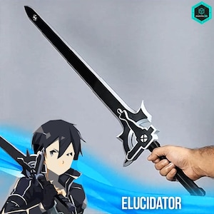 Op de afbeelding: Een zwart en zilver Elucidator zwaard, vastgehouden door een hand, met een gedetailleerd handvat ontwerp. De afbeelding bevat een cartoon karakter en het woord "ELUCIDATOR" in blauwe tekst. Het zwaard is een rekwisiet uit de anime serie.