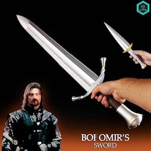 Op de afbeelding: Een zilveren zwaard en dolk met gouden accenten. Het zwaard heeft een bruin handvat en een zilveren lemmet. De dolk heeft een zilveren lemmet en een gouden handvat. De tekst "BOI OMIR'S SWORD" staat onderaan.