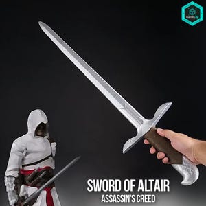 Peut inclure: Une épée argentée avec une poignée marron, tenue par une main. L'épée présente une garde transversale distinctive. Le texte "SWORD OF ALTAIR" et "ASSASSIN'S CREED" est affiché en dessous. Une figurine en robe à capuche blanche est en arrière-plan.