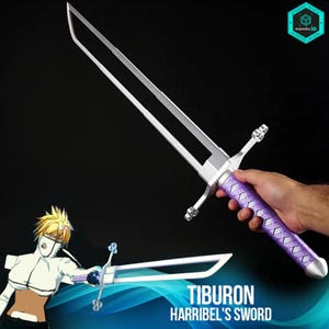 Puede incluir: Una espada plateada y morada con un diseño de hoja único. El mango está envuelto en un material morado con un patrón de diamantes. El texto "TIBURON HARRIBEL'S SWORD" se muestra en la parte inferior de la imagen. La espada es sostenida por una mano.