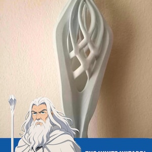 Può includere: Un bastone bianco dal design complesso e traforato. Il bastone è mostrato contro un muro neutro. Il testo "THE WHITE WIZARD'S STAFF" è visibile nella parte inferiore dell'immagine.