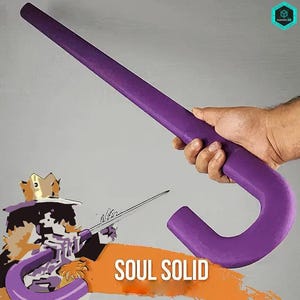 Puede incluir: Un objeto morado y curvado sostenido por una mano, con el texto "SOUL SOLID" en blanco sobre un fondo naranja. El objeto tiene un mango largo y recto y un extremo curvado. También se ve una figura de dibujos animados con una corona y una espada.