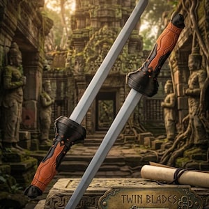 Op de afbeelding: Twee zwaardbladen met zilveren bladen en oranje en zwarte handvatten rusten op een stenen oppervlak. De handvatten hebben een textuurontwerp. Een bronzen bord met de woorden "TWIN BLADES" en een sleutelontwerp is zichtbaar. De achtergrond toont een oude tempel.