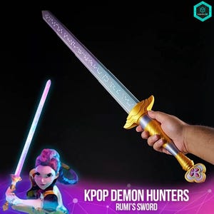 Op de afbeelding: Een goud en zilver zwaard met een gloeiend lemmet wordt door een hand vastgehouden. Het lemmet heeft geëtste markeringen. De handgreep heeft een gouden bescherming en een decoratieve pommel. De tekst "KPOP DEMON HUNTERS" en "RUMI'S SWORD" staat onderaan.