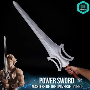 Può includere: Una Power Sword argentata di Masters of the Universe (2026) caratterizzata da un'ampia lama a doppio taglio e da una guardia dalla forma distintiva. La spada ha un'impugnatura marrone ed è mostrata accanto all'illustrazione di un personaggio muscoloso.