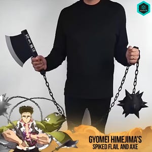 Puede incluir: Un hacha negra y un mayal con púas, conectados por cadenas, son sostenidos por una persona. El hacha tiene una hoja y un mango negros con texto japonés blanco. El mayal es una esfera negra con púas. El texto "GYOMEI HIMEJIMA'S SPIKED FLAIL AND AXE" está en la parte inferior.