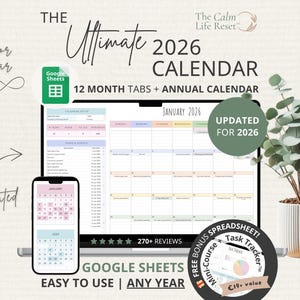Può includere: Un calendario digitale per il 2026 visualizzato su un laptop e uno smartphone. Il calendario è etichettato "The Ultimate 2026 Calendar" e include il testo "Google Sheets" e "Easy to Use | Any Year". Una pianta in vaso è a destra.