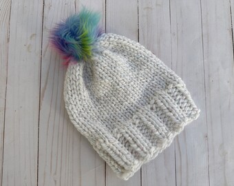 Berretto largo in maglia grossa con pompon arcobaleno