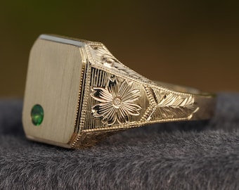 Anillo de sello octogonal de oro macizo de 9 quilates grabado a mano, con tsavorita verde, tamaño de la superficie del anillo: 12 x 10,6 mm.