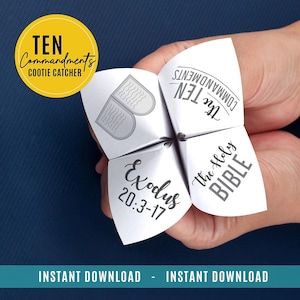 Puede incluir: Un papel blanco de adivinación con el texto "Los Diez Mandamientos" y "Éxodo 20:3-17". El adivinador se sostiene abierto, revelando el interior. Un círculo amarillo con el texto "Ten Commandments Cootie Catcher" está en la parte superior izquierda.