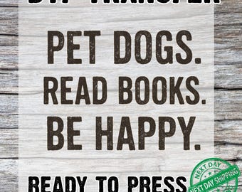 Puede incluir: Transferencia DTF con el texto "PET DOGS. READ BOOKS. BE HAPPY." en negrita, en color oscuro. Las palabras están apiladas. La frase "READY TO PRESS" está en la parte inferior. Un sello verde dice "NEXT DAY SHIPPING."