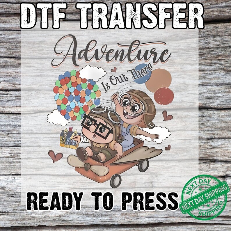 Puede incluir: Transferencia DTF con una ilustraci&oacute;n de dibujos animados con el texto "Adventure Is Out There". La imagen muestra dos personajes en un avi&oacute;n con globos, una casa y corazones. Tambi&eacute;n se ven las palabras "READY TO PRESS".