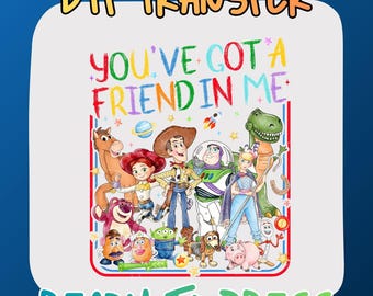 Puede incluir: Una hoja de transferencia DTF con una colorida ilustración de personajes de Toy Story, incluyendo a Woody, Buzz Lightyear, Jessie, Rex y otros. El texto YOU'VE GOT A FRIEND IN ME aparece en letras multicolores sobre el grupo de figuras.
