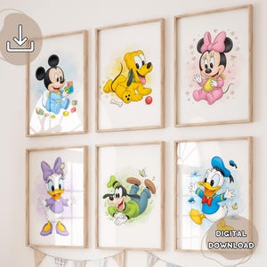 Puede incluir: Seis impresiones artísticas enmarcadas con personajes de dibujos animados populares, incluyendo Mickey Mouse, Minnie Mouse, Pluto, Goofy, Donald Duck y Daisy Duck. Cada impresión muestra a los personajes en un estilo colorido y caprichoso, ideal para una habitación infantil.