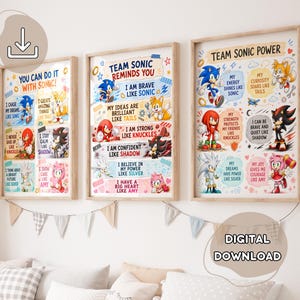 Może przedstawiać: Trzy oprawione wydruki artystyczne z postaciami z Sonic the Hedgehog. Każdy wydruk ma drewnianą ramę i zawiera motywacyjne frazy, takie jak "Ścigam moje marzenia jak Sonic". Wydruki są wyświetlane na białej ścianie z dekoracyjnym banerem.