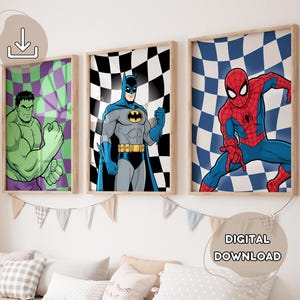Puede incluir: Tres impresiones artísticas enmarcadas de superhéroes: Hulk, Batman y Spider-Man. Hulk es verde, Batman es gris y azul, y Spider-Man es rojo y azul. Cada impresión tiene un patrón de fondo único. El texto "DIGITAL DOWNLOAD" es visible.