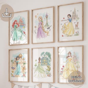 Könnte beinhalten: Sechs gerahmte Aquarelldrucke mit Disney-Prinzessinnen: Arielle, Rapunzel, Schneewittchen, Jasmin, Tiana und Belle. Jeder Druck zeigt eine Prinzessin mit ikonischen Elementen aus ihren Geschichten, in einem weichen, farbenfrohen Stil. Der Satz "DIGITAL DOWNLOAD" ist sichtbar.