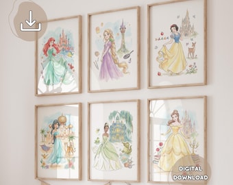 Può includere: Sei stampe ad acquerello incorniciate con principesse Disney: Ariel, Rapunzel, Biancaneve, Jasmine, Tiana e Belle. Ogni stampa mostra una principessa con elementi iconici delle loro storie, in uno stile morbido e colorato. La frase "DIGITAL DOWNLOAD" è visibile.