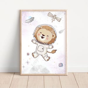 Könnte beinhalten: Ein süßer Cartoon-Löwe, der einen weißen Astronautenanzug mit brauner Mähne und einem breiten Lächeln trägt. Der Löwe schwebt im Weltraum mit Sternen, Planeten und einem Satelliten im Hintergrund.