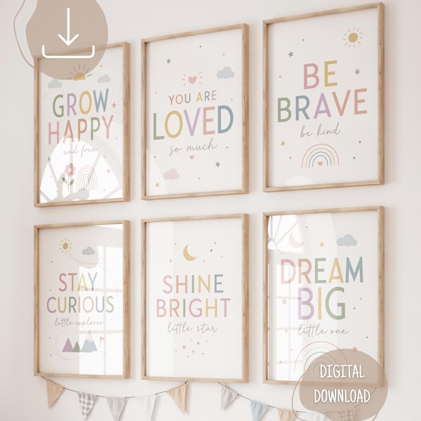 Może przedstawiać: Sześć oprawionych plakatów ściennych z tekstem i ilustracjami w pastelowych kolorach. Wydruki zawierają napisy takie jak GROW HAPPY, YOU ARE LOVED, BE BRAVE, STAY CURIOUS, SHINE BRIGHT i DREAM BIG, ozdobione tęczami, gwiazdami i chmurami.