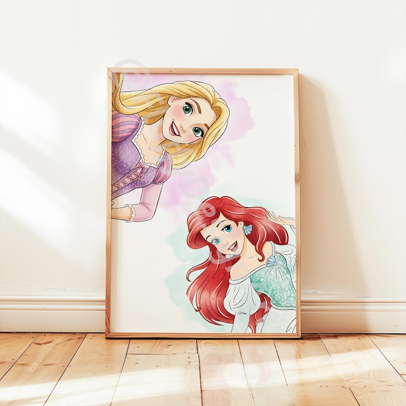 K&ouml;nnte beinhalten: Ein gerahmter Kunstdruck mit zwei animierten Figuren. Die obere Figur hat langes blondes Haar und ein violettes Kleid. Die untere Figur hat langes rotes Haar, ein blaugr&uuml;nes Oberteil und wei&szlig;e &Auml;rmel. Der Hintergrund ist ein Aquarell.