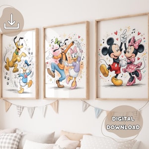 Pode incluir: Três impressões de arte emolduradas com personagens da Disney, incluindo Pluto, Pato Donald, Pateta, Margarida, Mickey Mouse e Minnie Mouse dançando. As impressões têm molduras de madeira clara e estão em uma parede branca. O texto "DIGITAL DOWNLOAD" é visível.