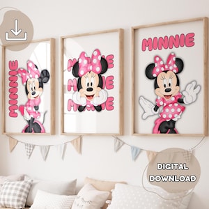 Könnte beinhalten: Drei gerahmte Minnie Mouse-Drucke. Jeder Druck zeigt Minnie in einem rosa gepunkteten Kleid und einer Schleife, mit dem Namen "Minnie" in rosa Schrift. Die Drucke werden über einer Reihe von Kissen und einem dekorativen Banner angezeigt.