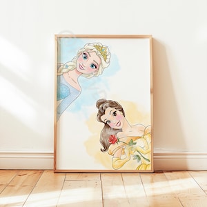 K&ouml;nnte beinhalten: Gerahmter Aquarelldruck mit zwei animierten Prinzessinnen, Elsa und Belle. Elsa tr&auml;gt ein blaues Kleid und eine goldene Krone, Belle ein gelbes Kleid und h&auml;lt eine rote Rose. Der Hintergrund hat blaue und gelbe Aquarellwaschungen. Der Rahmen ist aus Holz.