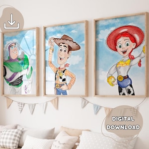 Könnte beinhalten: Drei gerahmte Aquarelldrucke mit Figuren aus dem Film Toy Story. Buzz Lightyear, Woody und Jessie werden vor einem blauen Himmel dargestellt. Die Drucke werden über einer Reihe von Kissen und einem dekorativen Banner angezeigt.