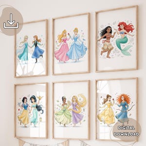Op de afbeelding: Zes ingelijste kunstdrukken met aquarel illustraties van Disney prinsessen. Elke print toont twee prinsessen in een grillige stijl, met zachte kleuren en bloemaccenten. De prints zitten in houten frames en zijn gelabeld met "DIGITALE DOWNLOAD".