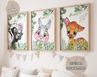 Puede incluir: Tres impresiones enmarcadas con personajes de animales de dibujos animados de Bambi de Disney. Las impresiones están colocadas contra una pared blanca con una guirnalda de banderas colgando debajo. Las impresiones representan una mofeta, un conejo y un cervatillo.