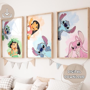 Op de afbeelding: Drie ingelijste kunstdrukken met personages uit de animatiefilm Lilo & Stitch. De prints tonen Stitch, Lilo en Angel tegen kleurrijke aquarel achtergronden. De frames zijn lichtbruin en de tekst "DIGITAL DOWNLOAD" is zichtbaar.