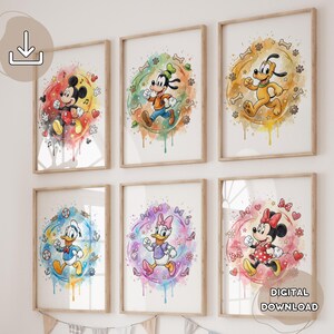 Puede incluir: Seis impresiones enmarcadas en acuarela con los personajes de Disney Mickey Mouse, Goofy, Pluto, Donald Duck, Daisy Duck y Minnie Mouse. Cada impresión tiene un fondo de acuarela colorido.
