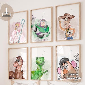Puede incluir: Seis impresiones enmarcadas en acuarela con personajes de la serie de películas Toy Story. Las impresiones incluyen imágenes de Woody, Buzz Lightyear, Bo Peep, Mr. Potato Head, Rex y Bullseye. Cada impresión está en un marco de madera.