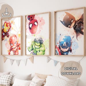 Puede incluir: Tres impresiones en acuarela enmarcadas con superhéroes: Iron Man, Flash, Spider-Man, Hulk, Batman y Capitán América. La obra de arte tiene una estética suave y colorida. El texto "DIGITAL DOWNLOAD" es visible.