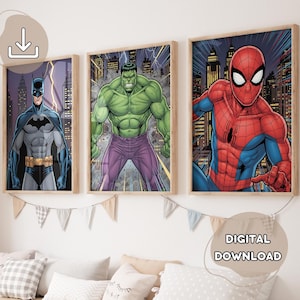 Può includere: Tre stampe artistiche di supereroi incorniciate con Batman, Hulk e Spider-Man. Ogni stampa mostra un personaggio in posa dinamica su uno sfondo di paesaggio urbano. Le stampe sono in cornici di legno e sono pronte per il download digitale.