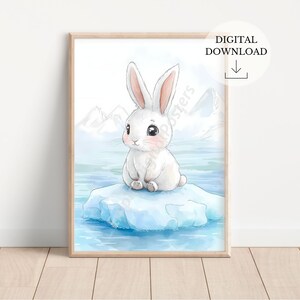 Puede incluir: Un conejo blanco se sienta en un iceberg azul y blanco en una ilustración de acuarela. El conejo tiene orejas y nariz rosadas y mira hacia la derecha. El fondo es azul claro con montañas blancas en la distancia.