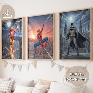 Può includere: Tre stampe artistiche di supereroi incorniciate. Iron Man in volo, Spider-Man che si dondola e Batman in piedi su un tetto, il tutto sullo sfondo di paesaggi urbani. Le stampe hanno cornici in legno.