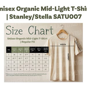 Può includere: Una maglietta unisex Organic Mid-Light color crema, tabella delle taglie e dettagli del prodotto sono visualizzati. La maglietta è appesa a una gruccia di legno. La tabella delle taglie mostra le misure in cm.