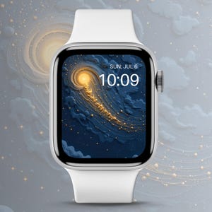 Może przedstawiać: Srebrny smartwatch z białym paskiem wyświetla tarczę w tematyce niebieskiej galaktyki. Ekran pokazuje wirujący wzór galaktyki w odcieniach niebieskiego i złotego, z datą i godziną: Nd, 6 lip, 10:09.