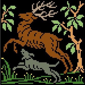 Puede incluir: Un ciervo marr&oacute;n con grandes cuernos salta a trav&eacute;s de un bosque oscuro, perseguido por un perro gris. Se puede ver follaje verde y flores amarillas en el fondo.