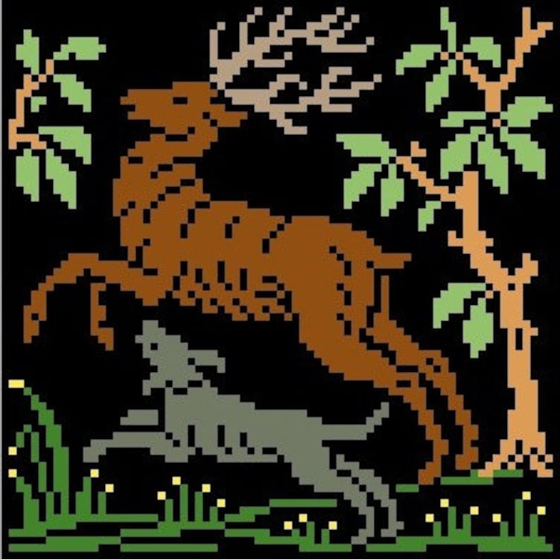 Puede incluir: Un ciervo marr&oacute;n con grandes cuernos salta a trav&eacute;s de un bosque oscuro, perseguido por un perro gris. Se puede ver follaje verde y flores amarillas en el fondo.