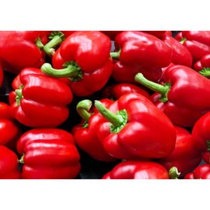 K&ouml;nnte beinhalten: Nahaufnahme eines Haufens leuchtend roter Paprika. Jeder Paprika hat eine gl&auml;nzende Oberfl&auml;che und einen leuchtend gr&uuml;nen Stiel. Die Paprika sind dicht gepackt und bilden eine ansprechende Pr&auml;sentation von frischen Produkten.