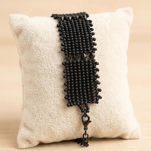 Bransoletka z koralikami w stylu gotycko-szykownym w kolorze czarnym, ręcznie tkany szeroki mankiet, biżuteria w stylu boho w kolorze czarnym, unikatowa bransoletka rzemieślnicza, uniwersalna biżuteria do noszenia na co dzień